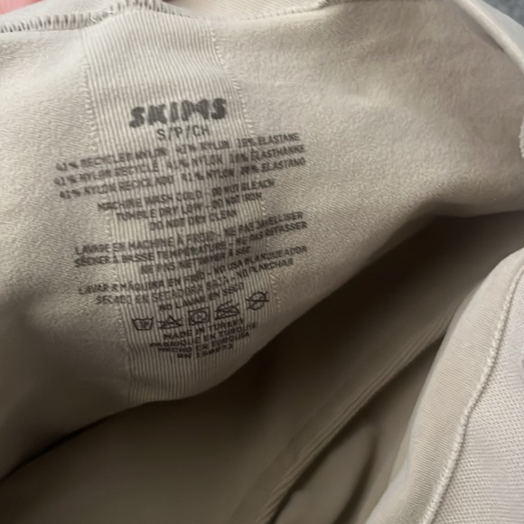 Skims strapless sculpting body shorts - Picture 5 of 5